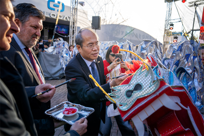 中國駐希臘大使館大使肖軍正與希方嘉賓為舞龍點(diǎn)睛。《中希時(shí)報(bào)》供圖