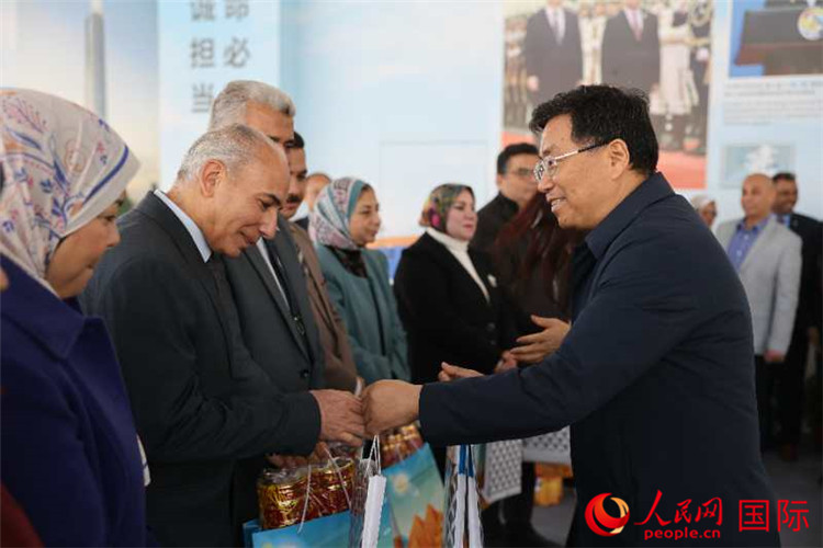 中建埃及分公司董事長常偉才為埃及師生發(fā)放新年禮包。人民網(wǎng)記者 黃培昭攝