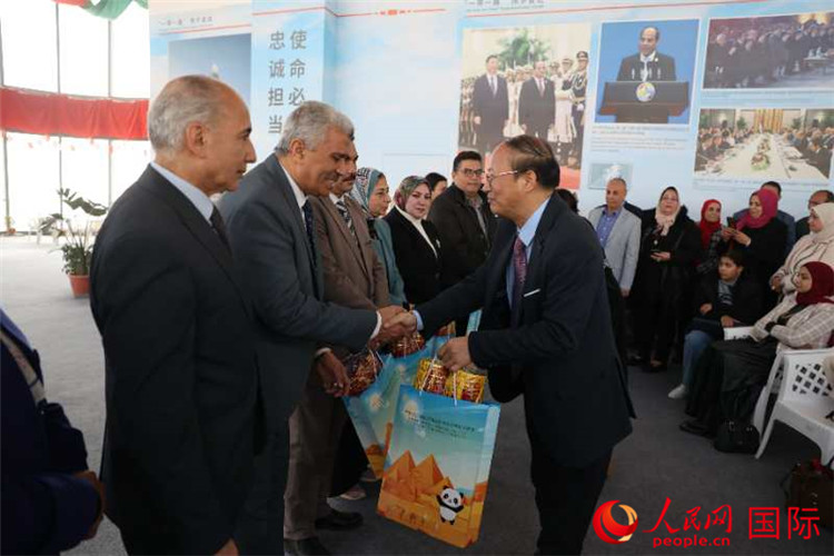 中國駐埃及使館教科處盧春生公參為埃及師生發(fā)放新年禮包。人民網(wǎng)記者 黃培昭攝