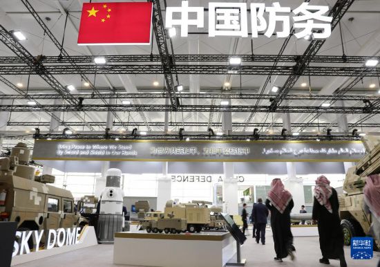 2月5日，在沙特阿拉伯利雅得，人們在中國展區(qū)參觀。新華社記者 王東震 攝