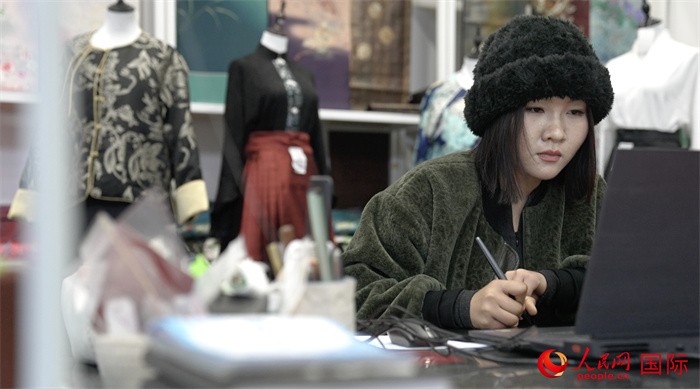 1月23日，在山東省菏澤市曹縣有愛云倉直播基地，張子晨正在設(shè)計(jì)漢服。 人民網(wǎng)記者 袁蒙攝