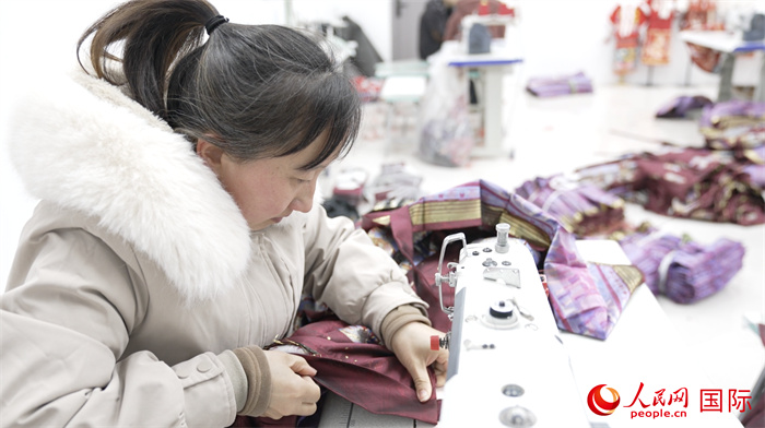 1月24日，在山東省菏澤市曹縣大集鎮(zhèn)云牧服飾有限公司，高燕正在縫制馬面裙。 人民網(wǎng)記者 袁蒙攝