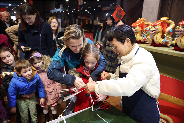 2024年“歡樂(lè)春節(jié)”《閩南風(fēng)情》文藝演出和泉州非物質(zhì)文化遺產(chǎn)展演2月6日在塞爾維亞斯梅代雷沃文化中心舉行。圖為當(dāng)?shù)孛癖婓w驗(yàn)中國(guó)非遺手工藝。 貝爾格萊德中國(guó)文化中心供圖