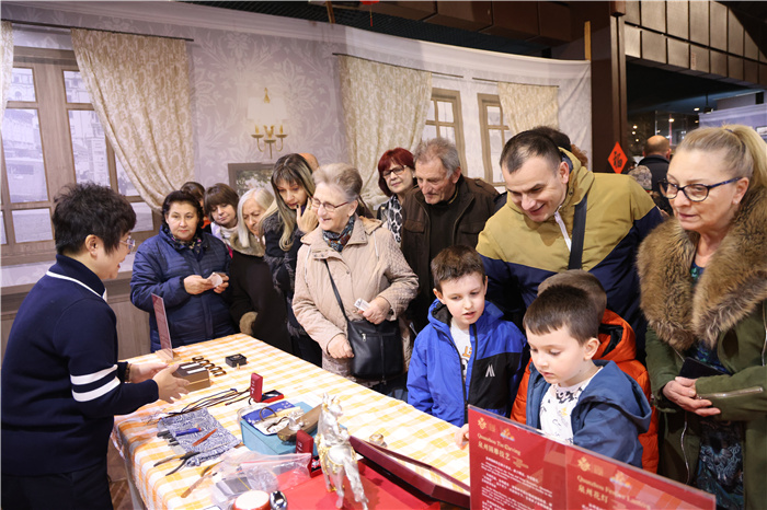 2024年“歡樂(lè)春節(jié)”《閩南風(fēng)情》文藝演出和泉州非物質(zhì)文化遺產(chǎn)展演2月6日在塞爾維亞斯梅代雷沃文化中心舉行。圖為當(dāng)?shù)孛癖婓w驗(yàn)中國(guó)非遺手工藝。 貝爾格萊德中國(guó)文化中心供圖