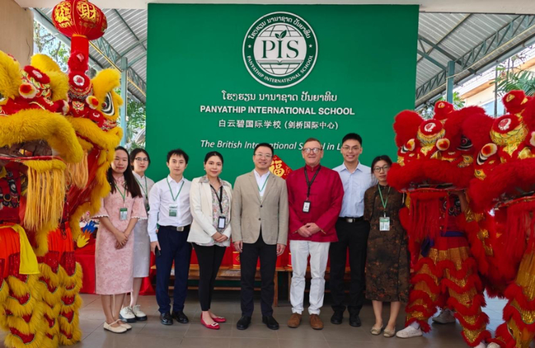 駐老撾使館臨時(shí)代辦王暢與白云碧國(guó)際學(xué)校校方、參會(huì)志愿者教師合影?；顒?dòng)主辦方供圖