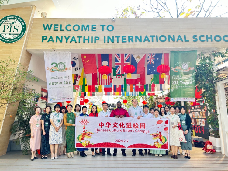 駐老撾使館政治處主任杜長(zhǎng)青與白云碧國(guó)際學(xué)校校方、參會(huì)志愿者教師合影?；顒?dòng)主辦方供圖