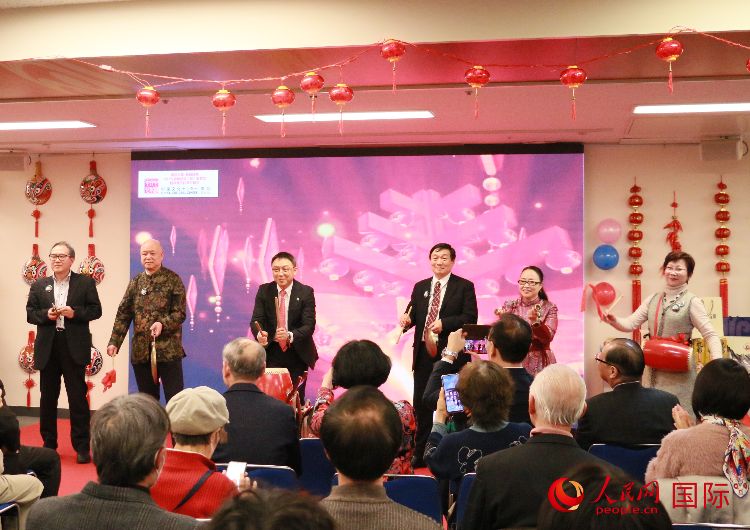 打擊樂(lè)合奏《春節(jié)序曲》。人民網(wǎng) 許可攝