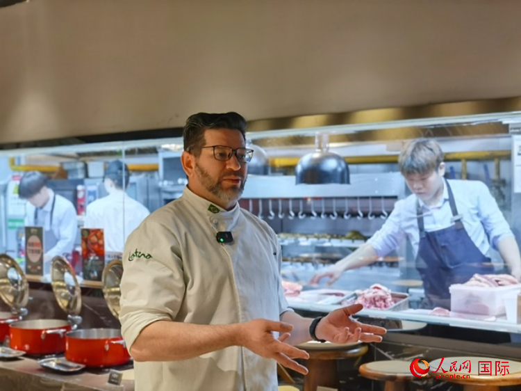 巴西主廚路易斯。人民網(wǎng)記者 魯揚攝