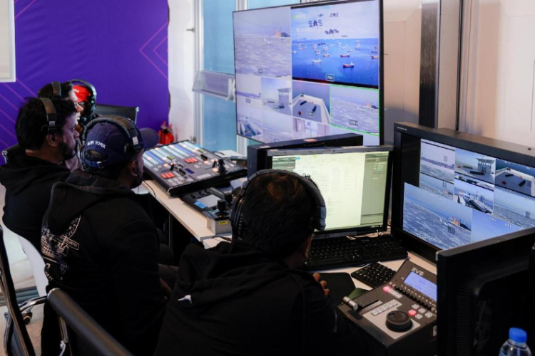 工作人員在監(jiān)控比賽。主辦方供圖