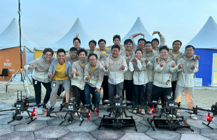 飛鷹隊部分隊員在賽后合影。北京理工大學供圖