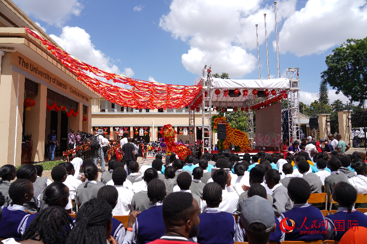 師生在觀看舞獅表演。人民網(wǎng)記者 黃煒鑫攝