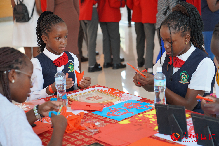 學(xué)生在體驗剪窗花。人民網(wǎng)記者 黃煒鑫攝