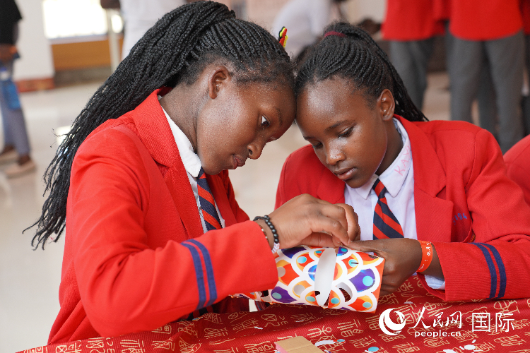 學(xué)生在手工制作紙龍。人民網(wǎng)記者 黃煒鑫攝