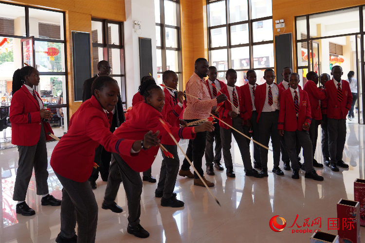 師生在體驗投壺游戲。人民網(wǎng)記者 黃煒鑫攝