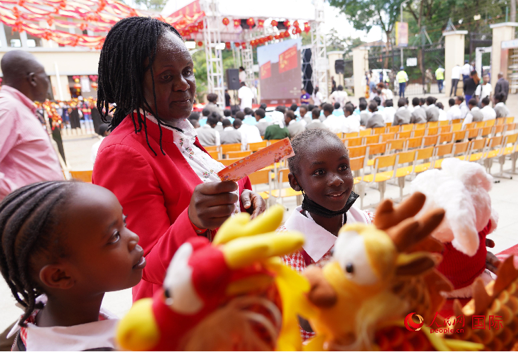 師生在逛春節(jié)集市。人民網(wǎng)記者 黃煒鑫攝