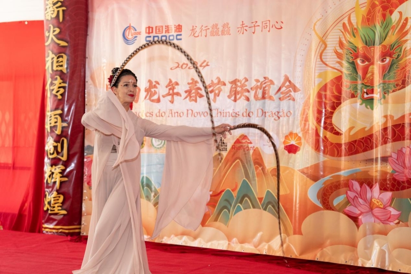 巴西藝術(shù)家表演中國舞。里約天主教大學(xué)孔子學(xué)院供圖