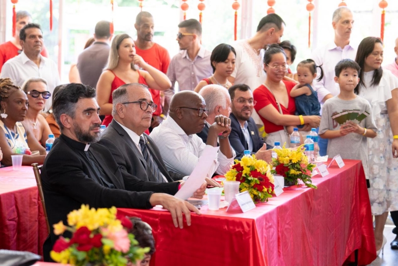 兩國民眾共同觀欣賞文藝表演。里約天主教大學(xué)孔子學(xué)院供圖