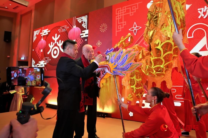 張漢暉（左）、施威特科（右）共同為彩龍點睛。于子恒攝