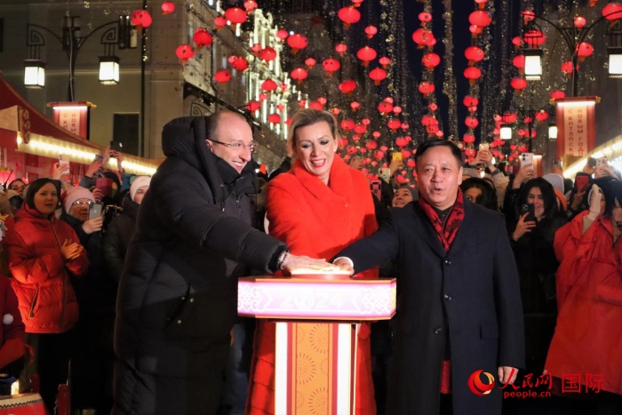 張漢暉、扎哈羅娃、科茲洛夫（從右至左）共同按下活動啟動按鈕。于子恒攝