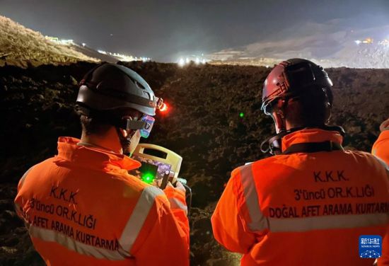 2月13日，救援人員在土耳其東部埃爾津詹省伊利奇區(qū)礦難現(xiàn)場工作。新華社發(fā)（穆斯塔法·卡亞攝）