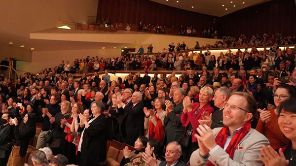 中德觀眾觀看中央民族樂團(tuán)“”天地永樂·中國節(jié)“”音樂會。中國駐德國大使館供圖