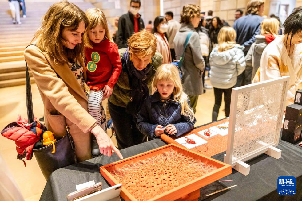 2月11日，參觀者在美國費城藝術博物館舉行的龍年迎新春活動上觀看刺繡作品。新華社發(fā)（周煥新攝）