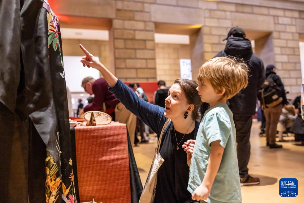 2月11日，參觀者在美國費城藝術博物館舉行的龍年迎新春活動上觀看中國傳統(tǒng)服飾。新華社發(fā)（周煥新攝）