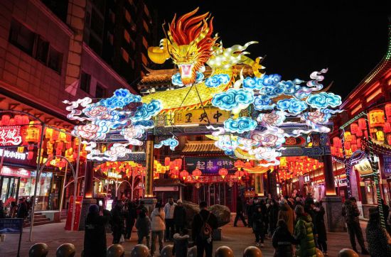 2月11日，游客在沈陽(yáng)中街游覽。春節(jié)期間，各地?zé)艋痂?、火?shù)銀花，呈現(xiàn)出一幕幕流光溢彩的視覺(jué)盛宴。（新華社記者潘昱龍攝）