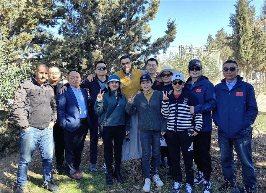 中國醫(yī)生們與穆罕默德一家人合影留念。中國第28批援阿爾及利亞醫(yī)療隊(duì)塞地夫分隊(duì)供圖