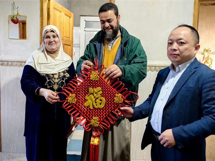 中國醫(yī)生向穆罕默德贈(zèng)送中國新春福字。中國第28批援阿爾及利亞醫(yī)療隊(duì)塞地夫分隊(duì)供圖