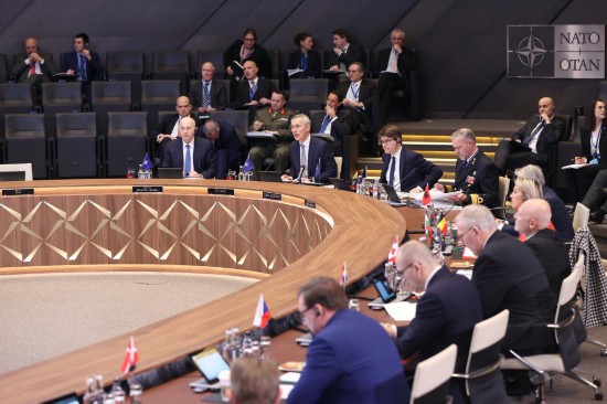 這是2月15日在比利時布魯塞爾拍攝的北約防長會現(xiàn)場。為期一天的北約成員國國防部長會議15日在比利時首都布魯塞爾結(jié)束。會議就加強北約的威懾和防御以及對烏克蘭的支持等問題展開討論。新華社記者趙丁喆攝