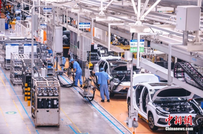 資料圖：工人在新能源汽車(chē)生產(chǎn)線上作業(yè)。李南軒 攝