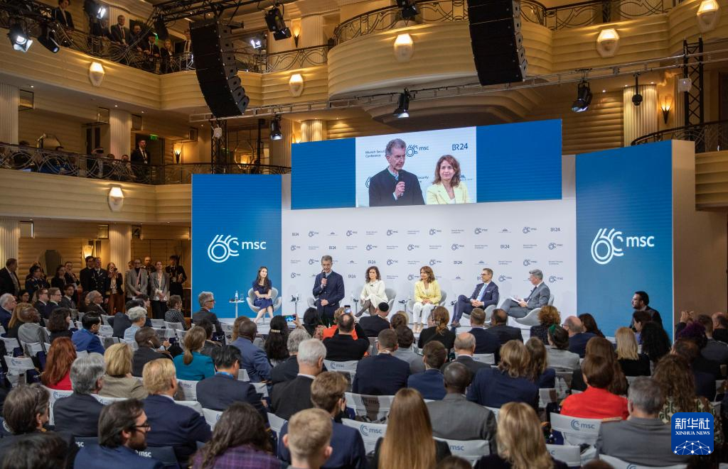 2月18日，慕安會主席克里斯托夫·霍伊斯根（中左二）在德國慕尼黑舉行的第60屆慕尼黑安全會議上發(fā)表閉幕致辭。新華社記者 張帆 攝