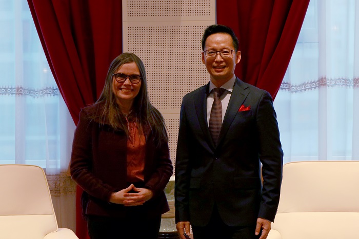 冰島總理雅各布斯多蒂爾（右一）與中國駐冰島大使何儒龍合影。中國駐冰島大使館供圖