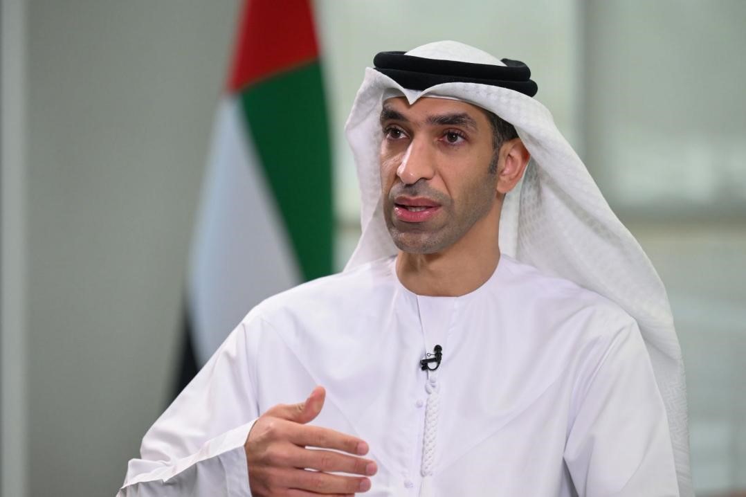阿聯(lián)酋外貿(mào)國務(wù)部長薩尼·宰尤迪接受采訪。阿聯(lián)酋通訊社供圖