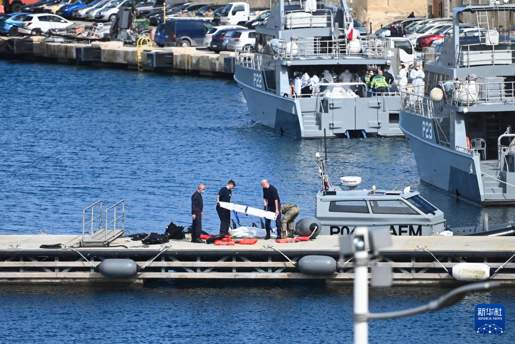 2月23日，在馬耳他皮耶塔，工作人員準(zhǔn)備搬運(yùn)一具非法移民遇難者遺體。新華社發(fā)（喬納森·博格攝）