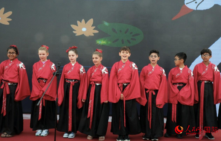 來(lái)自世界各地的小朋友一同誦讀中國(guó)古詩(shī)。人民網(wǎng) 滕婧含攝