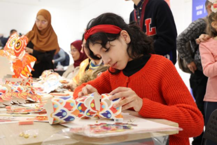 參與者在制作元宵彩燈。拉巴特中國文化中心供圖
