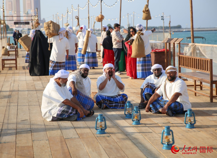 演藝人員展示售賣產(chǎn)品的場景。人民網(wǎng) 塔里克·易卜拉欣攝