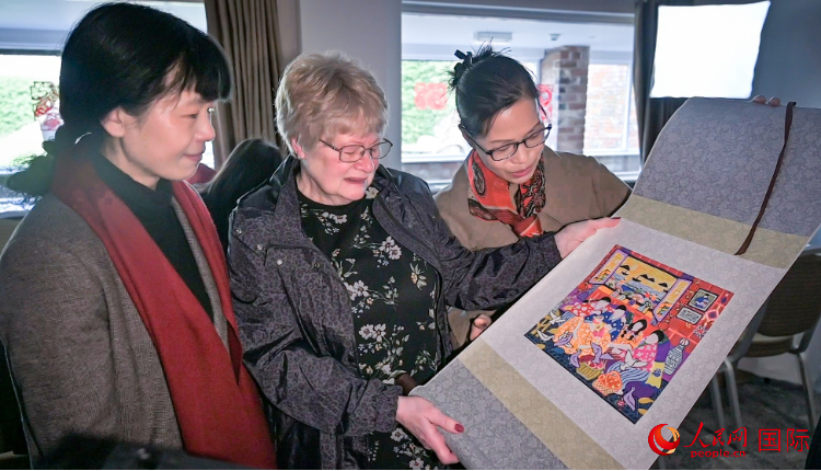 贈(zèng)送舟山漁民畫。人民網(wǎng) 郭錦標(biāo)攝