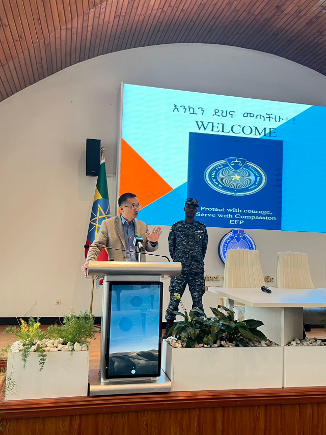 圖為駐埃塞使館首席館員申欽民公參致辭。亞的斯亞貝巴大學孔子學院供圖