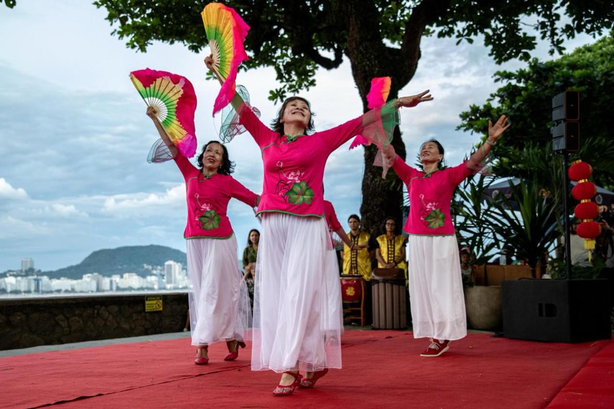 當?shù)貢r間2月24日晚，2024年元宵節(jié)慶祝活動在巴西里約熱內(nèi)盧市科帕卡巴納要塞舉辦。巴西山河文化促進中心供圖