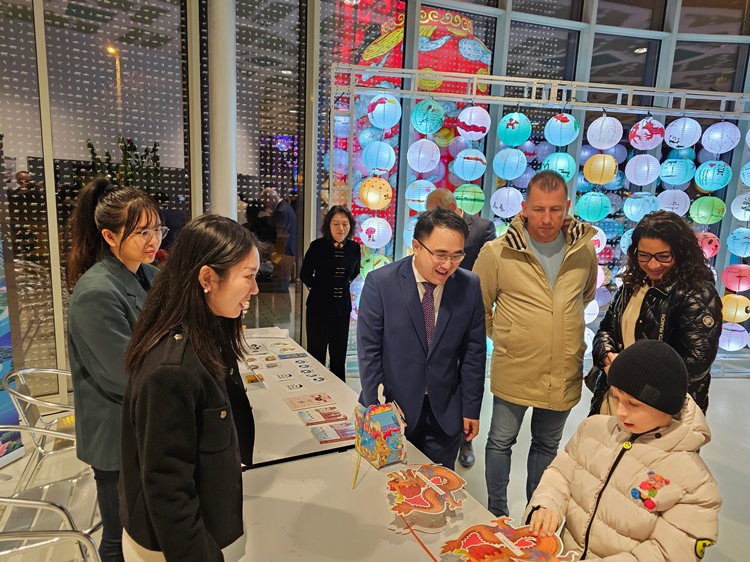 匈牙利小朋友猜燈謎。翟朝暉攝