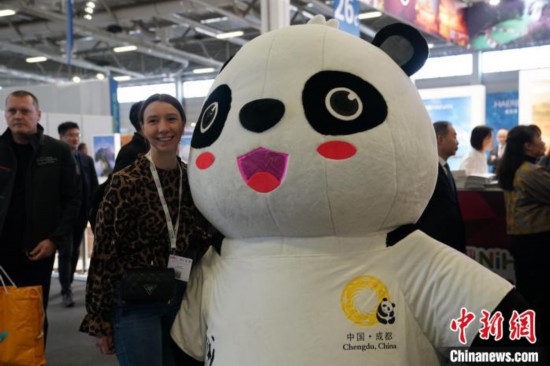 3月5日，2024年柏林國際旅游交易會(huì)(ITB)在柏林會(huì)展中心拉開帷幕。以“你好！中國”為主題的中國展區(qū)當(dāng)日亮相展會(huì)。圖為觀眾與大熊貓人偶合影。中新社記者 馬秀秀 攝