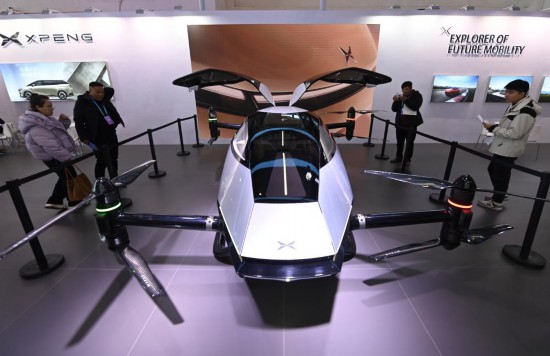 2023年12月1日，在鏈博會(huì)智能汽車(chē)鏈展區(qū)小鵬汽車(chē)展臺(tái)，參觀者觀看一臺(tái)智能飛行器。新華社記者蔡湘鑫攝