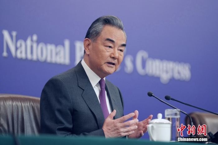 3月7日，十四屆全國人大二次會議在北京舉行記者會，中共中央政治局委員、外交部長王毅就中國外交政策和對外關(guān)系相關(guān)問題回答中外記者提問。<a target='_blank' href='/'><p  align=