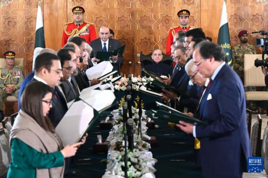   這是3月11日在巴基斯坦首都伊斯蘭堡總統(tǒng)府拍攝的內(nèi)閣宣誓就職儀式。巴基斯坦新內(nèi)閣的19名成員11日在巴總統(tǒng)扎爾達里和總理夏巴茲見證下，在首都伊斯蘭堡總統(tǒng)府宣誓就職。新華社發(fā)（巴基斯坦新聞與廣播部下轄媒體信息部門供圖）