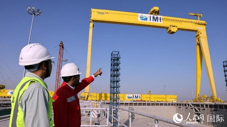 工作人員查看龍門吊情況。人民網(wǎng)記者管克江攝