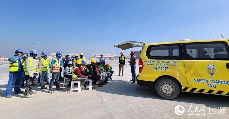 安全宣講出租車在現(xiàn)場播放安全視頻。人民網(wǎng)記者 管克江攝