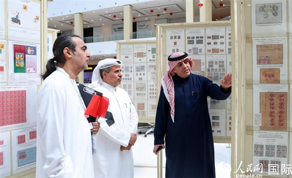 觀眾在欣賞集郵展作品。人民網(wǎng)記者 任皓宇攝